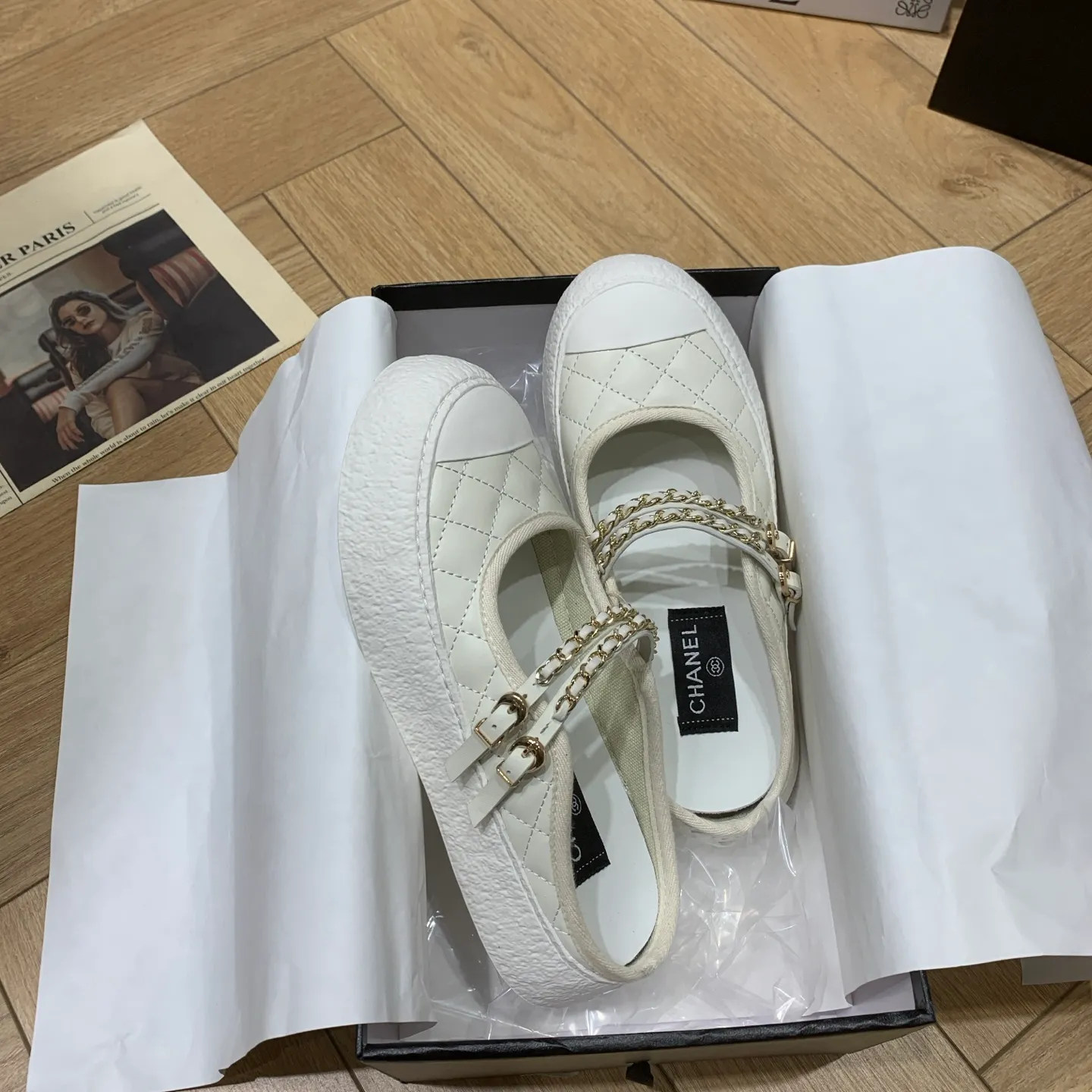👟👟Ex-factory price 540👟👟 🍀Chanel Chanel 24P Xiaoxiang's latest hot style big-toe shoes, doll shoes, casual sports shoes, white shoes, loafers Xiaoxiang's big-toe shoes this season are cool and cute. The toe and lace surface are eye-catching. The sense of elegance in casual is overwhelming. The classic design with metal round buckle is particularly eye-catching. The flat design is extremely comfortable. Daily matching, a must-have tool for looking cool when going out on the street. Fabric: Original lambskin ➕ double chain. Lining: original cloth. Foot pads: sheepskin. Sole: original molded non-slip TPU outsole. Sole thickness: 3.5CM. Size: 35-41 (40 41 customized) 👉